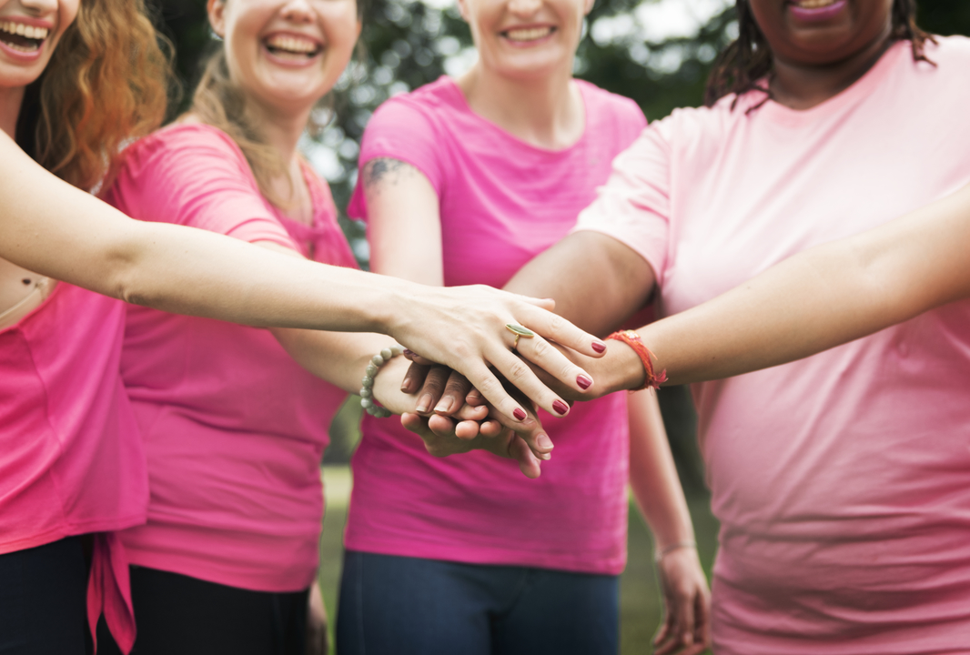 Mulheres unidas contra o câncer de mama no Outubro rosa