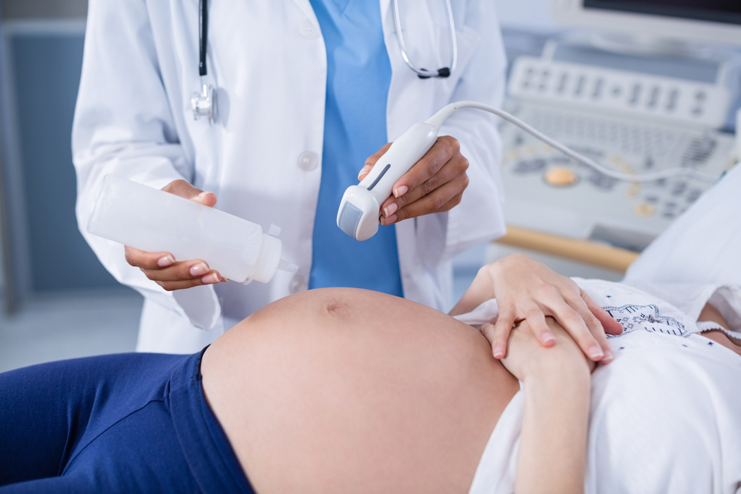 doutor passando gel para ultrassom em mulher grávida